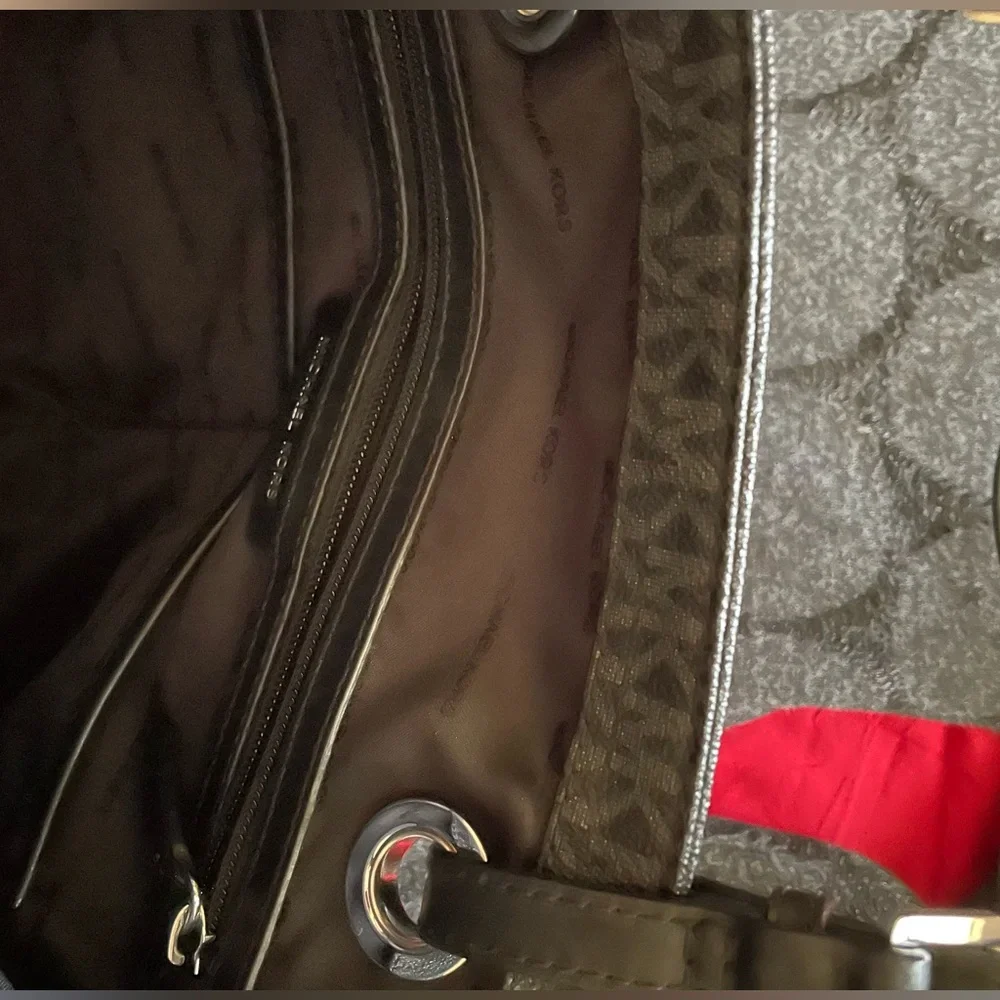 MICHAEL Michael Kors
East-West Monogram Zip Tote Bag  NWOT - Picture 10 of 16